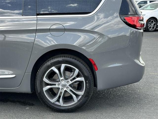 Photo of 2025 Ceramic Gray Clearcoat Chrysler Pacifica