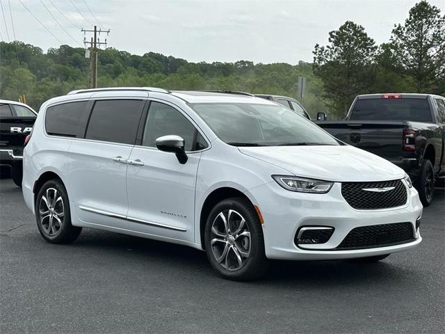 Photo of 2025 Bright White Clearcoat Chrysler Pacifica