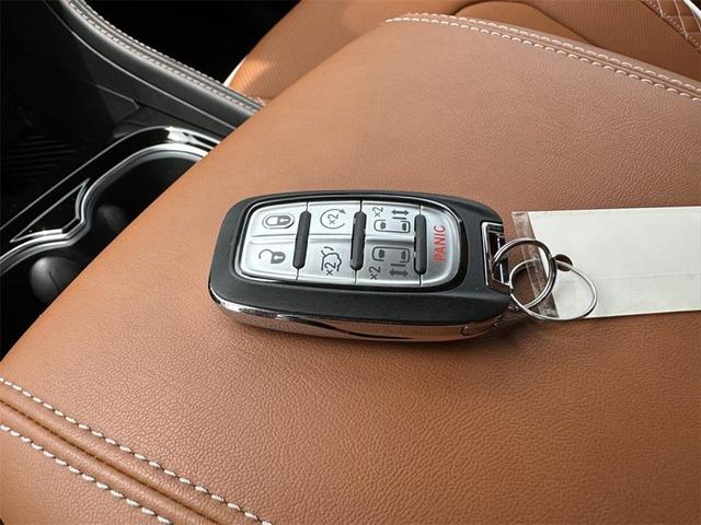 Photo of 2025 Bright White Clearcoat Chrysler Pacifica