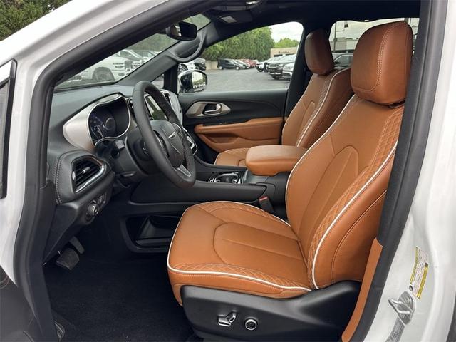 Photo of 2025 Bright White Clearcoat Chrysler Pacifica