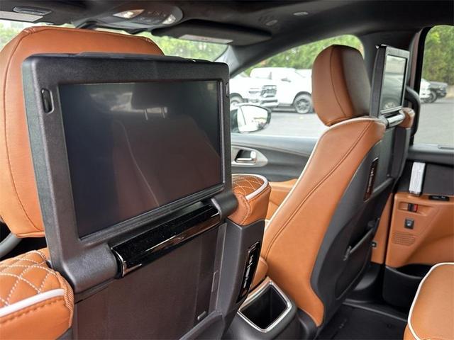 Photo of 2025 Bright White Clearcoat Chrysler Pacifica