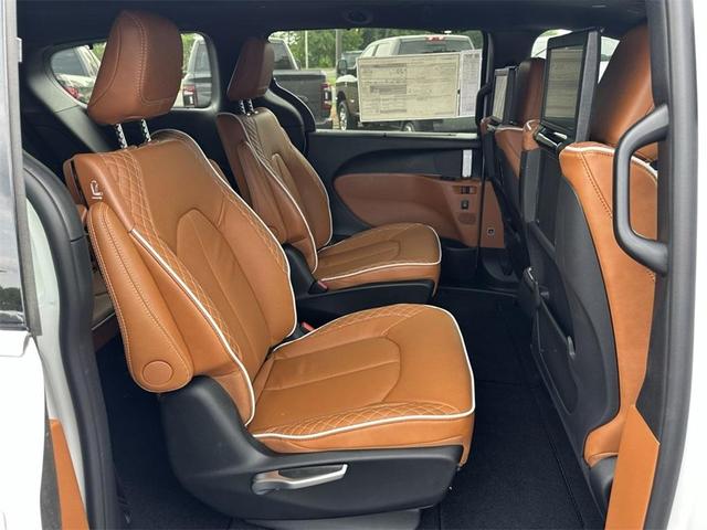 Photo of 2025 Bright White Clearcoat Chrysler Pacifica