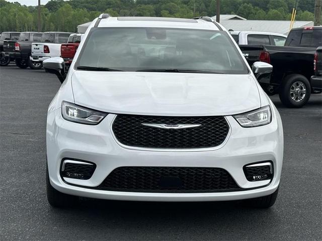 Photo of 2025 Bright White Clearcoat Chrysler Pacifica