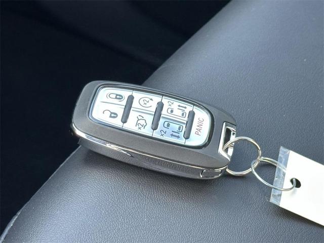 Photo of 2025 Diamond Black Chrysler Pacifica