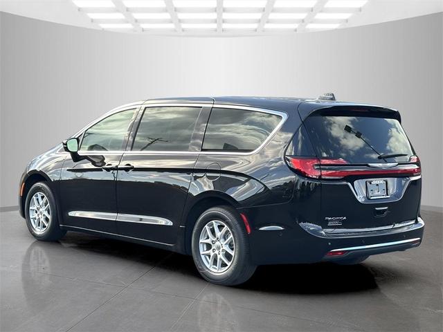 Photo of 2025 Diamond Black Chrysler Pacifica