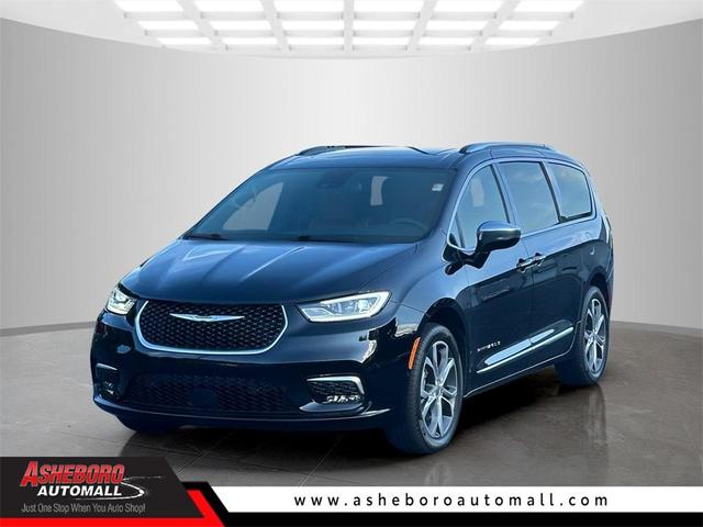 Photo of 2024 Diamond Black Chrysler Pacifica