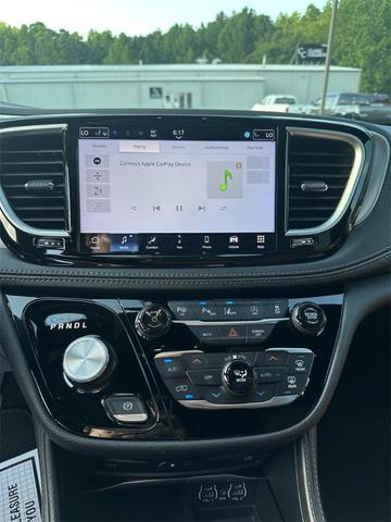 Photo of 2024 Diamond Black Chrysler Pacifica