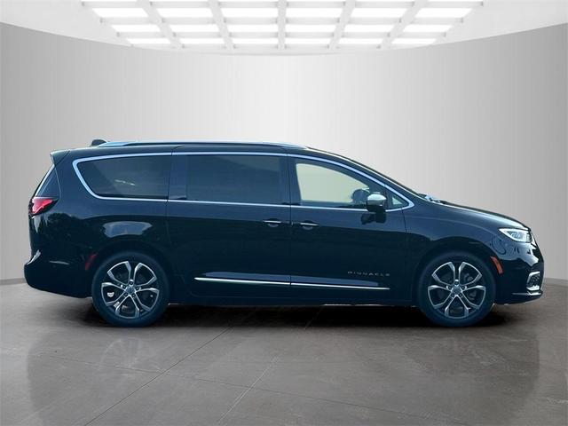 Photo of 2024 Diamond Black Chrysler Pacifica