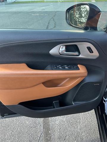 Photo of 2024 Diamond Black Chrysler Pacifica