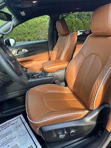 Photo of 2024 Diamond Black Chrysler Pacifica