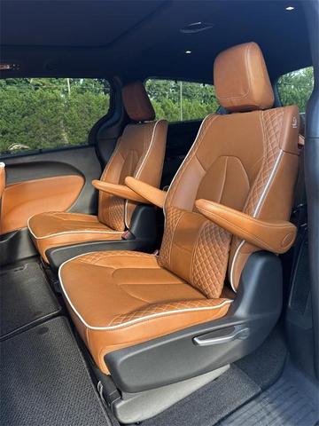 Photo of 2024 Diamond Black Chrysler Pacifica