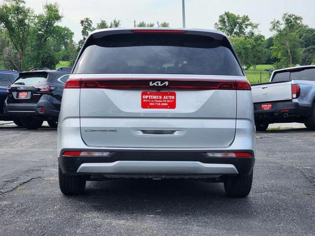 Photo of 2022 Silver Kia Carnival