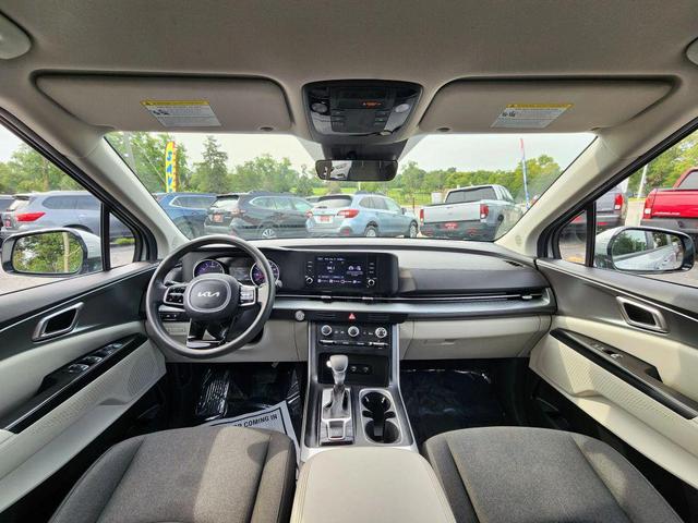 Photo of 2022 Silver Kia Carnival