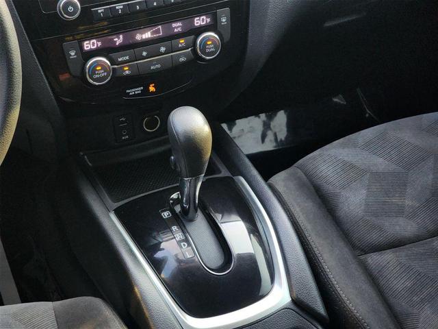 Photo of 2016 Magnetic Black Nissan Rogue