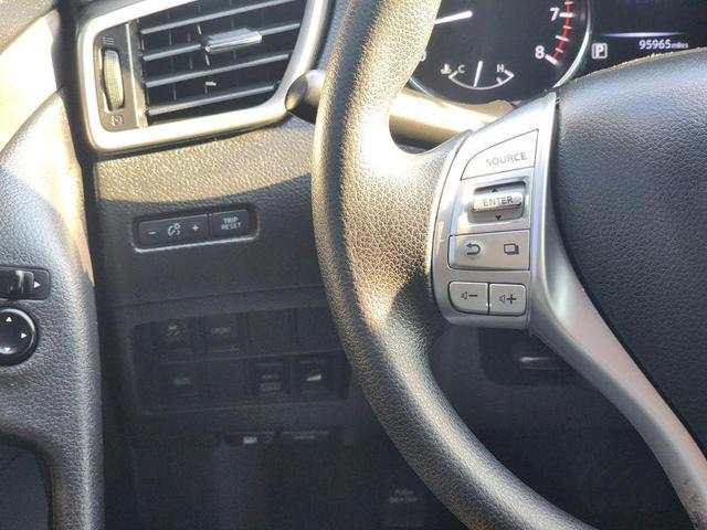 Photo of 2016 Magnetic Black Nissan Rogue