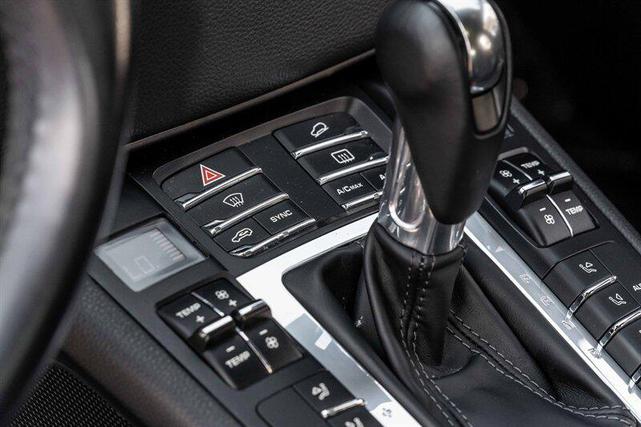 Photo of 2018 White Porsche Macan