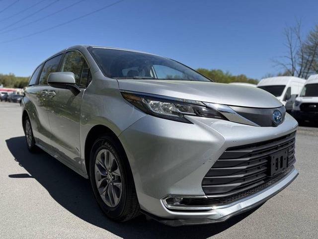 Photo of 2022 Silver Toyota Sienna
