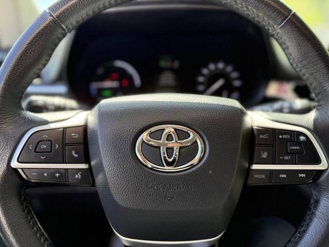 Photo of 2022 Silver Toyota Sienna