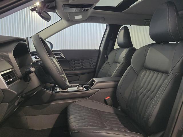 Photo of 2025 Graphite Gray Mitsubishi Outlander