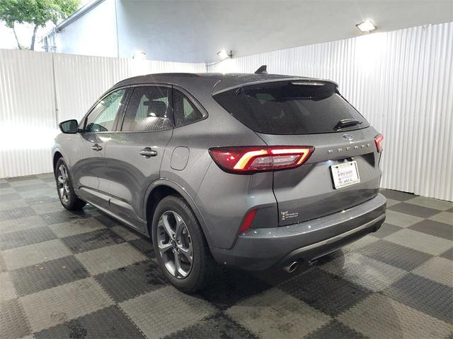 Photo of 2024 Gray Metallic Ford Escape