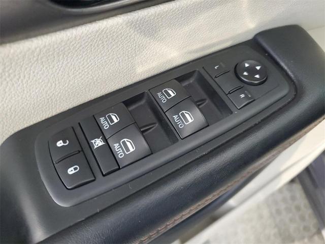 Photo of 2020 Granite Crystal Metallic Clearcoat Chrysler Pacifica