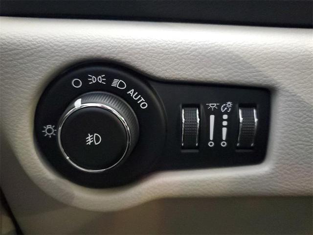 Photo of 2020 Granite Crystal Metallic Clearcoat Chrysler Pacifica