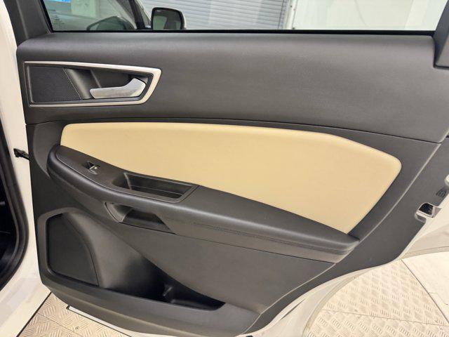 Photo of 2022 White Ford Edge