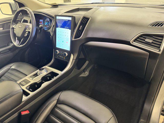Photo of 2024 Iconic Silver Metallic Ford Edge