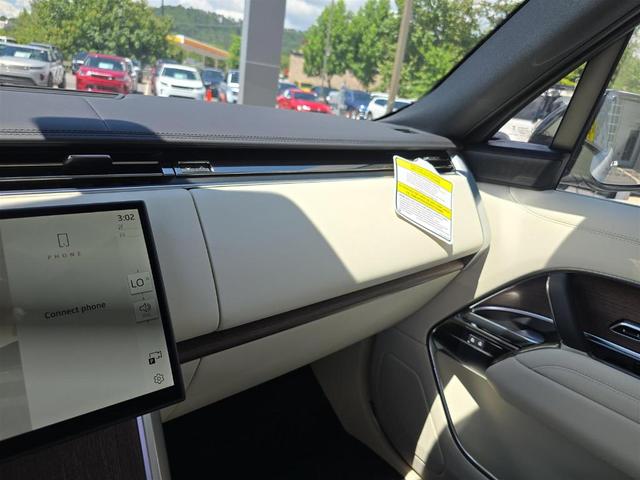Photo of 2025 Ostuni Pearl White Land Rover Range Rover
