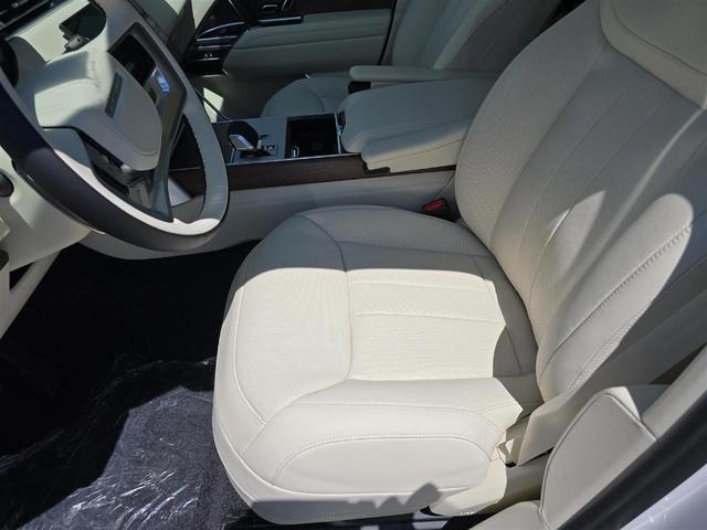 Photo of 2025 Ostuni Pearl White Land Rover Range Rover