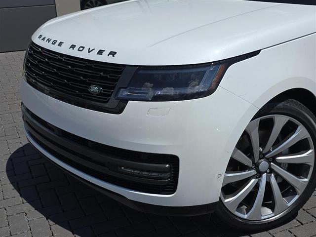 Photo of 2025 Ostuni Pearl White Land Rover Range Rover