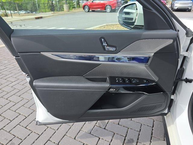Photo of 2024 White BMW 740