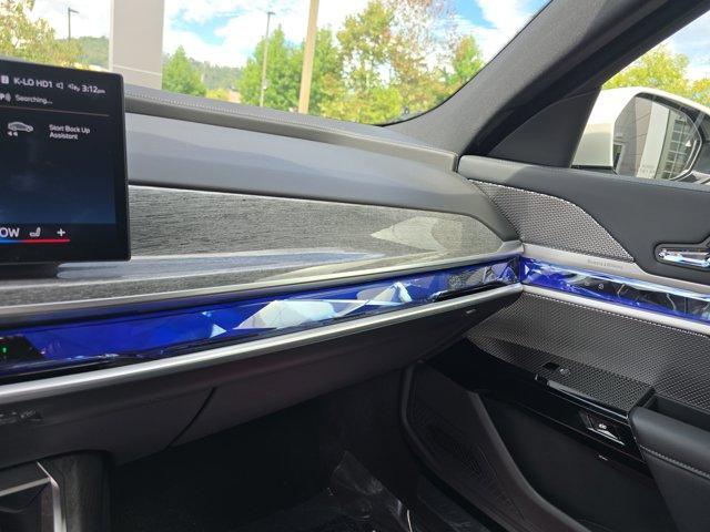 Photo of 2024 White BMW 740