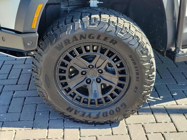 Photo of 2024 Santorini Black Land Rover Defender