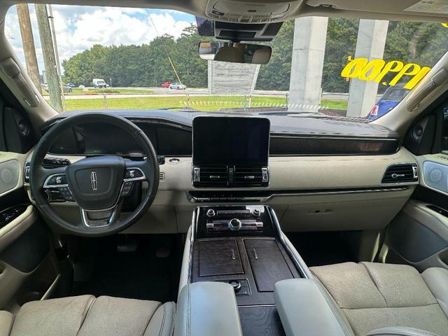 Photo of 2018 White Platinum Metallic Tri-Coat Lincoln Navigator L