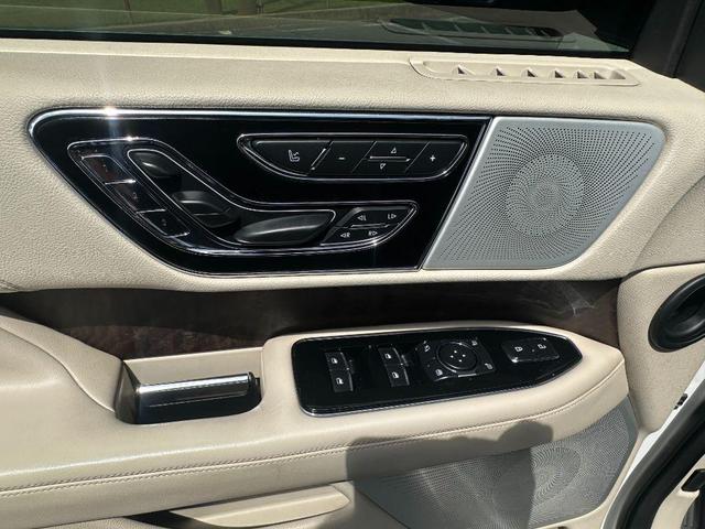 Photo of 2018 White Platinum Metallic Tri-Coat Lincoln Navigator L