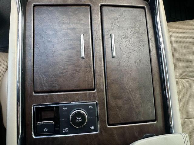 Photo of 2018 White Platinum Metallic Tri-Coat Lincoln Navigator L