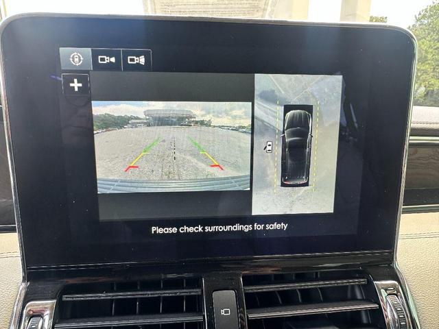 Photo of 2018 White Platinum Metallic Tri-Coat Lincoln Navigator L