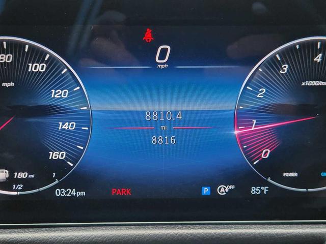 Photo of 2025 Polar White Mercedes-Benz GLB 250