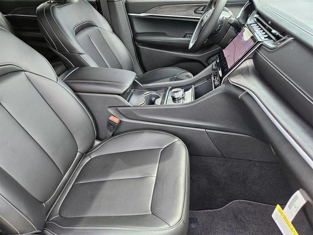 Photo of 2025 Bright White Jeep Grand Cherokee L