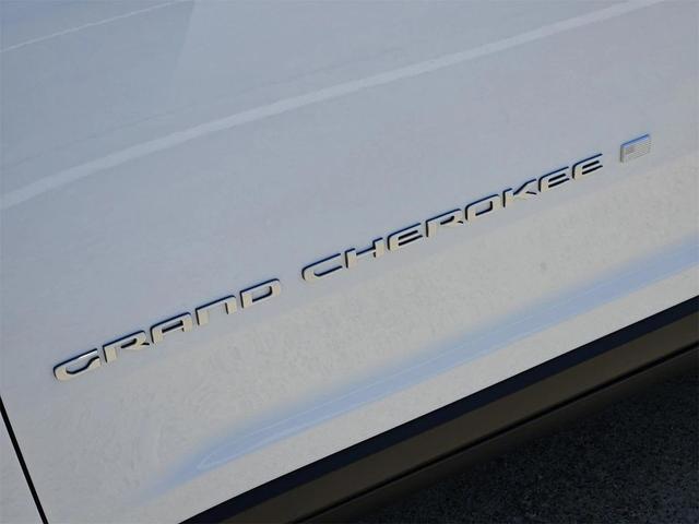 Photo of 2025 Bright White Clearcoat Jeep Grand Cherokee