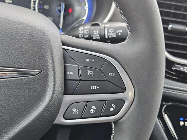 Photo of 2025 Fathom Blue Pearlcoat Chrysler Pacifica