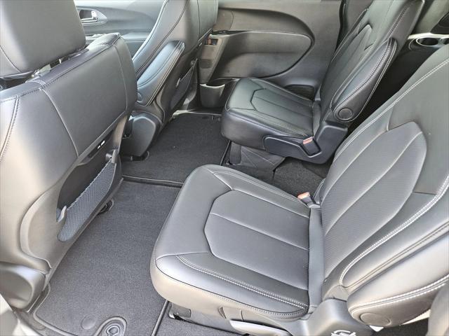 Photo of 2025 Fathom Blue Pearlcoat Chrysler Pacifica