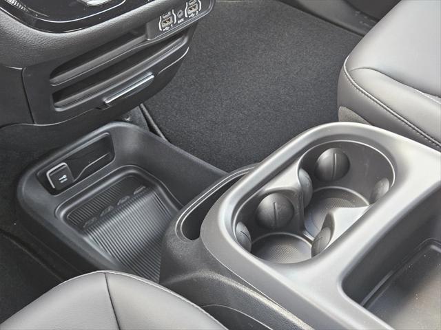 Photo of 2025 Fathom Blue Pearlcoat Chrysler Pacifica