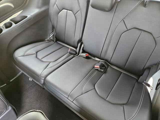 Photo of 2025 Fathom Blue Pearlcoat Chrysler Pacifica