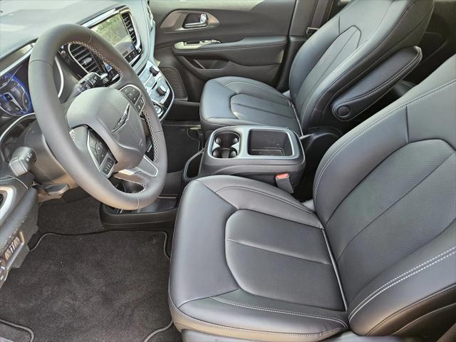 Photo of 2025 Fathom Blue Pearlcoat Chrysler Pacifica