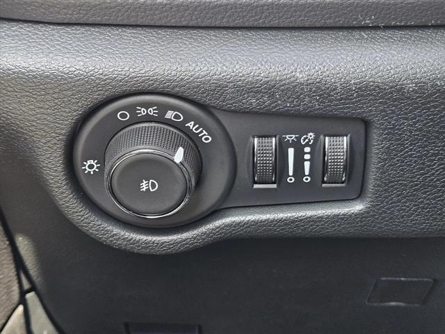 Photo of 2025 Fathom Blue Pearlcoat Chrysler Pacifica