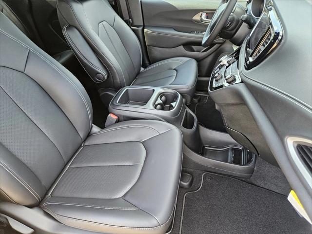 Photo of 2025 Fathom Blue Pearlcoat Chrysler Pacifica
