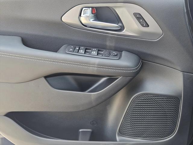 Photo of 2025 Fathom Blue Pearlcoat Chrysler Pacifica