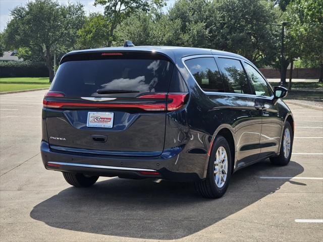 Photo of 2025 Fathom Blue Pearlcoat Chrysler Pacifica